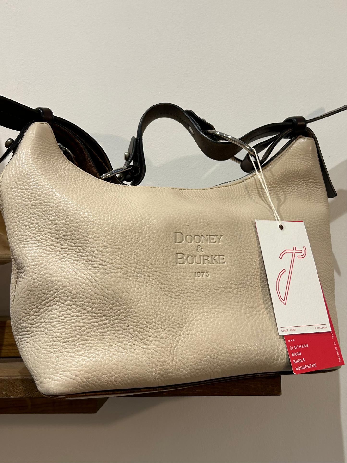 Creamy Dooney & Bourke leather shoulder bag