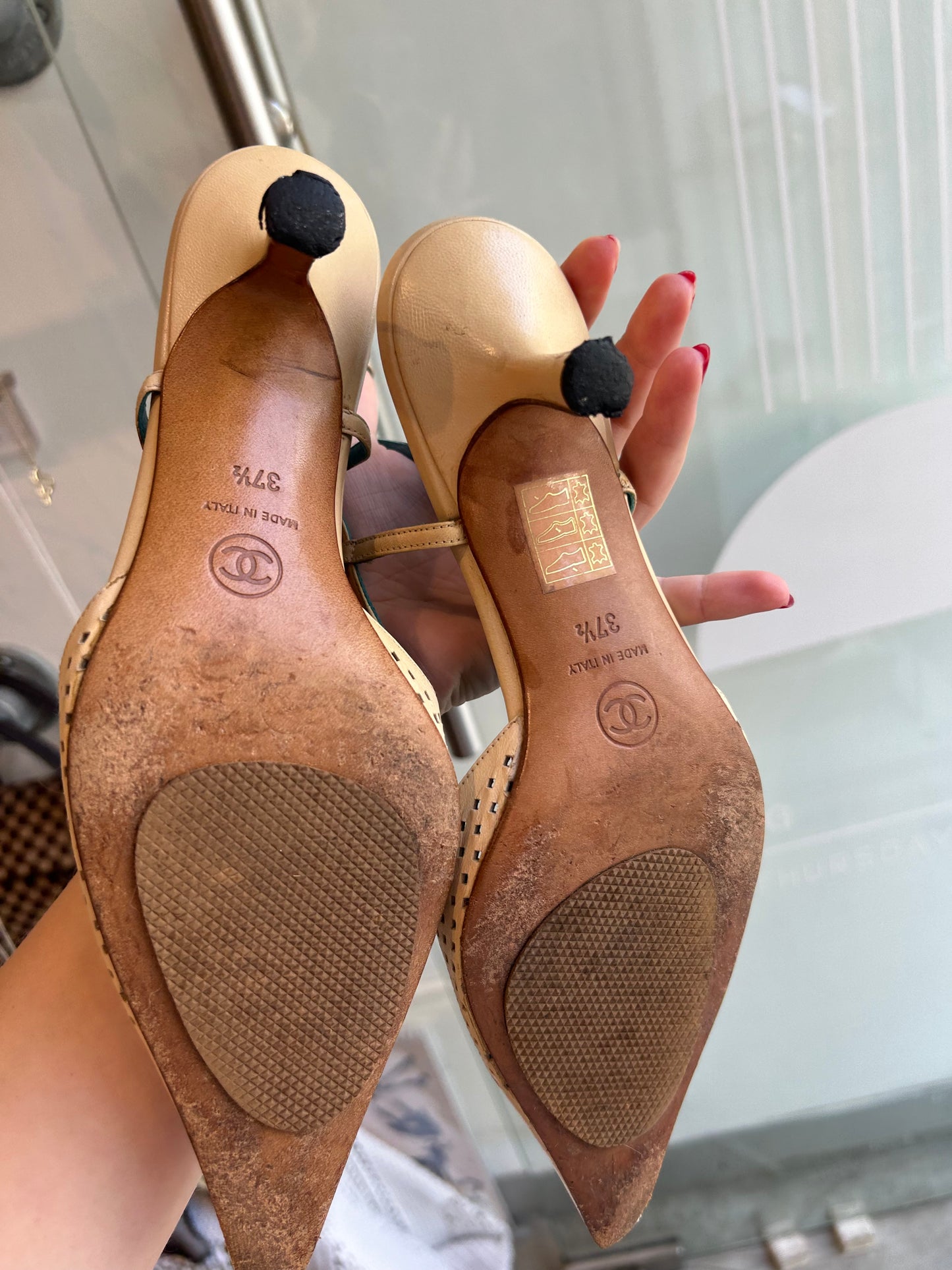 CHANEL vintage beige pumps 37.5 EU