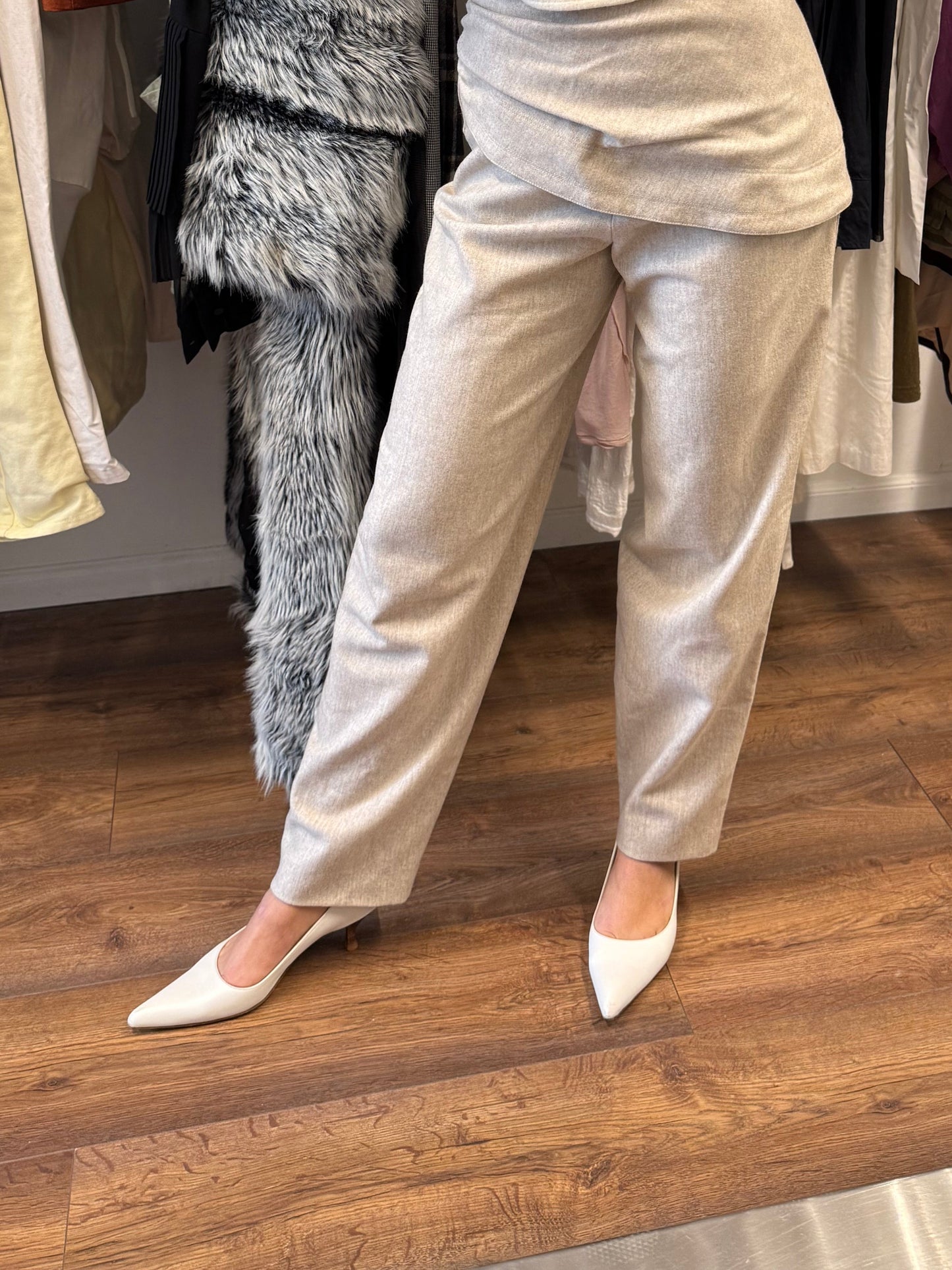 Jean-Paul Barriol White Pointed toe Pumps